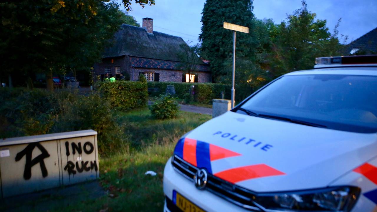 De politie doet onderzoek na de overval (foto: Hans van Hamersveld).
