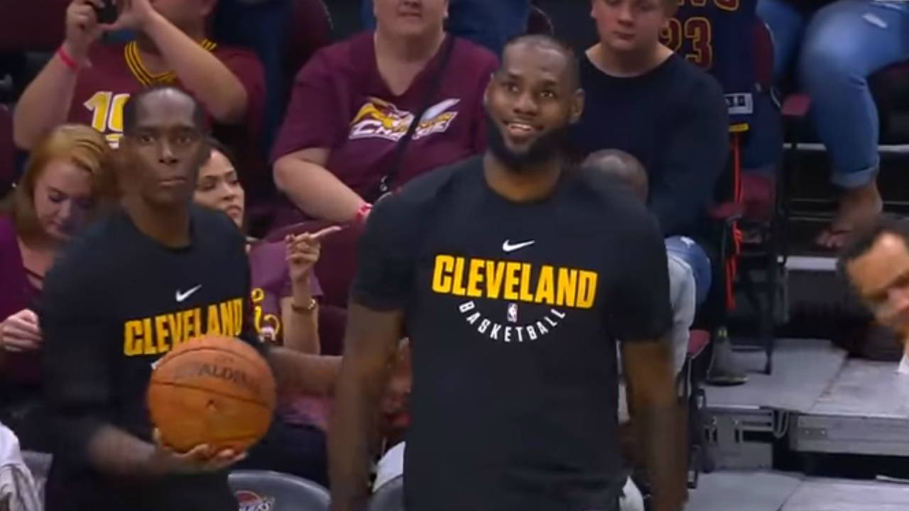 Sam Jones geeft de bal aan LeBron James (foto: YouTube Ximo Pierto).
