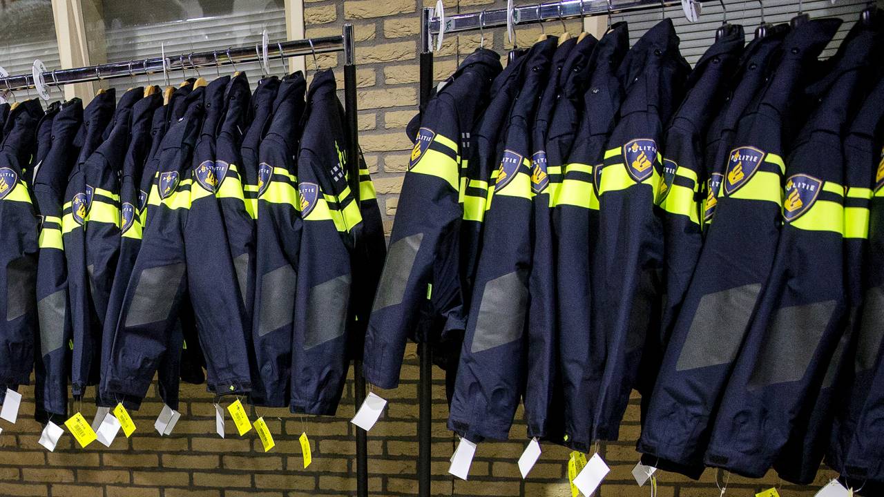 Politie laat 100.000 kledingstukken per jaar reinigen wat doet ze