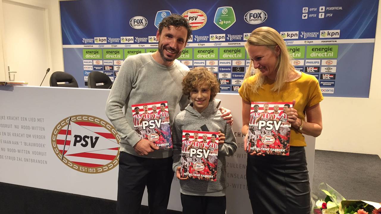 Mark en Ruben van Bommel nemen het boek in ontvangst (foto: Paul Post)
