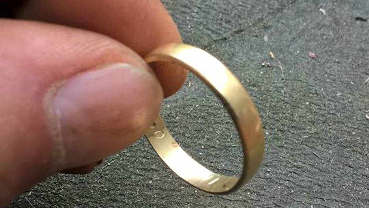 Hamminga was verbaasd toen hij de ring in de mesttank vond. (Foto: Bram Hamminga)