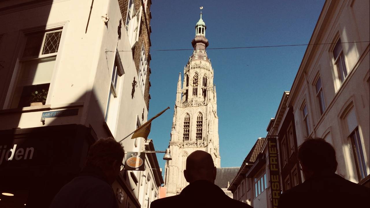 De jury kijkt naar vol bewondering naar de grote kerk