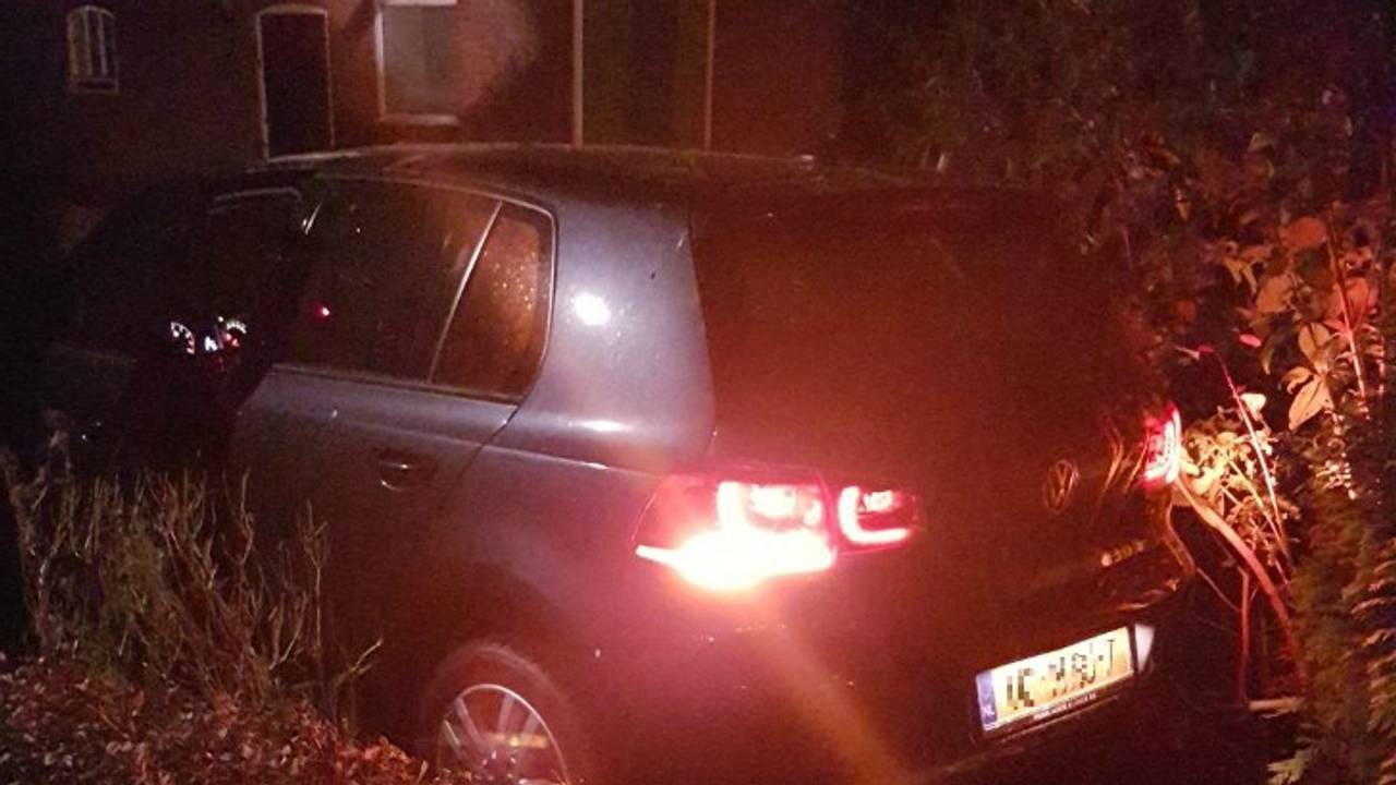 De auto werd in een voortuin gevonden. (Foto: politie Den Bosch)