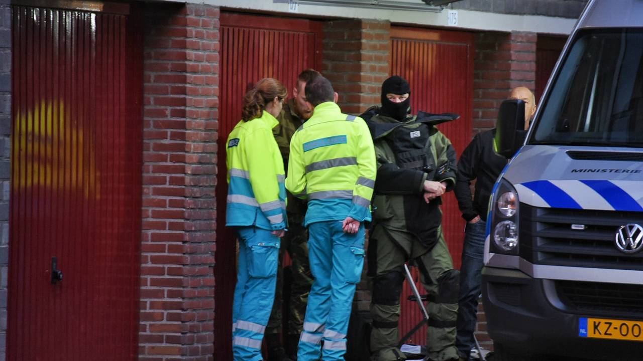 De politie valt binnen bij een flat aan de Griegstraat. (Foto: Toby de Kort/De Kort Media)