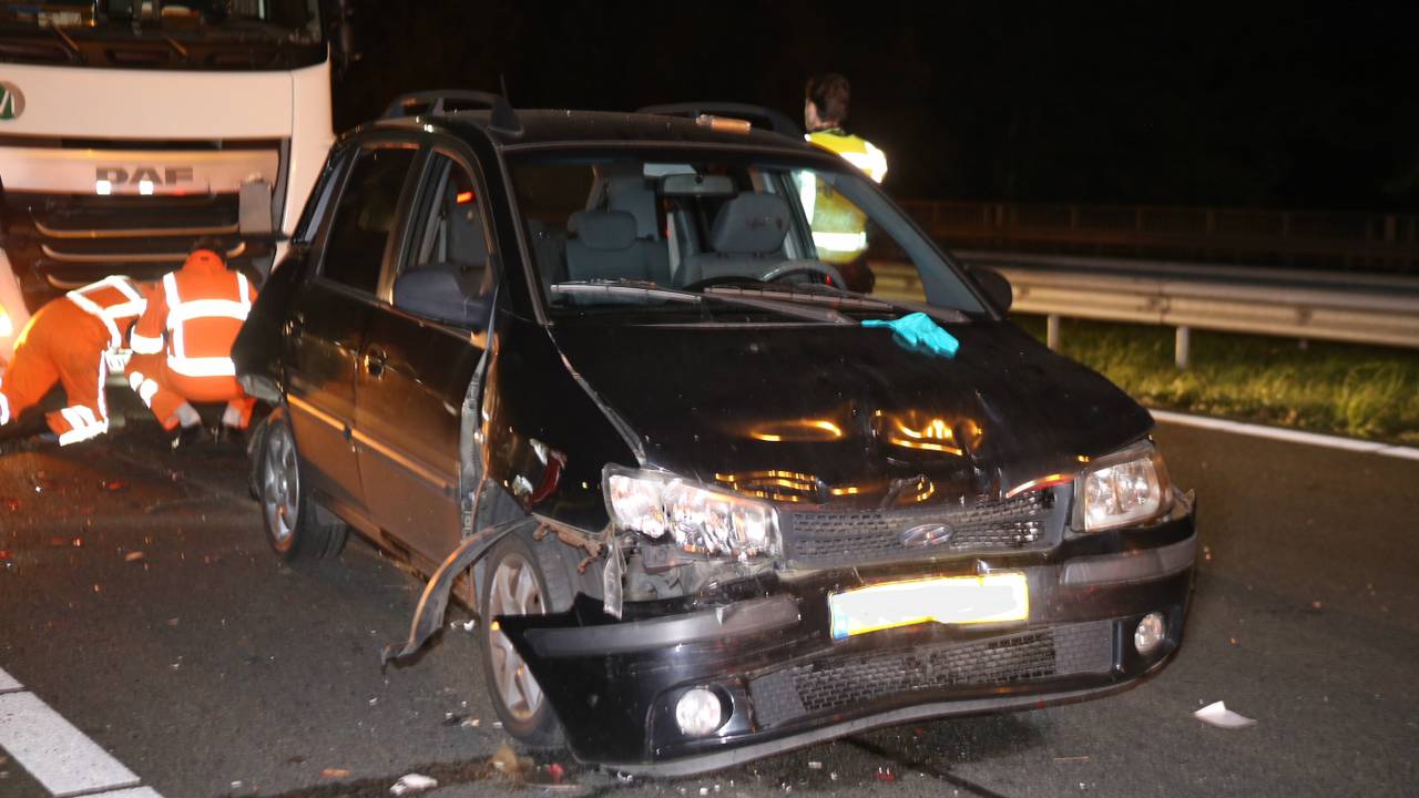Een van de auto's en de vrachtwagen na het ongeluk. (Foto: Bart Meesters)
