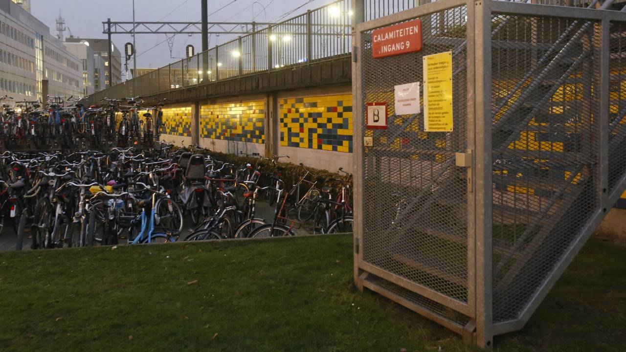 De vrouw werd ter hoogte van de fietsenstalling verkracht. (Foto: Arno van der Linden/SQ Vision)