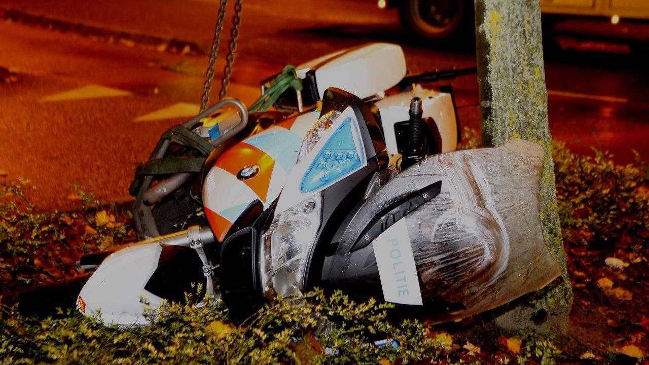 Een agent op een motor is aangereden. (Foto: Bart Meesters/Meesters Multi Media)