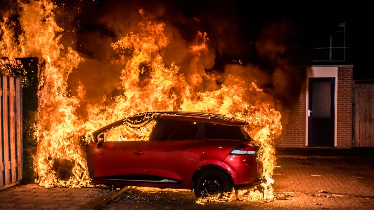 De auto ging in vlammen op. (Foto: Jules Vorselaars/JV Media)