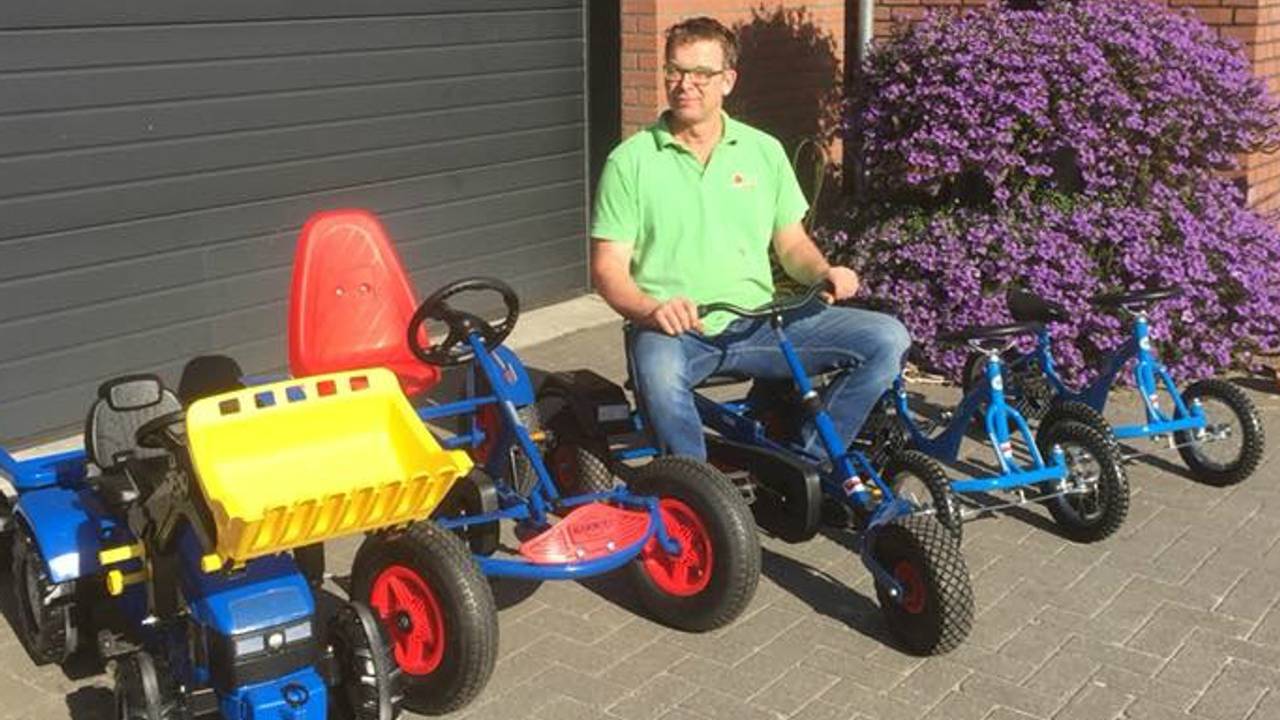 Frans met de fietsen die hij kocht na zijn 50ste verjaardag