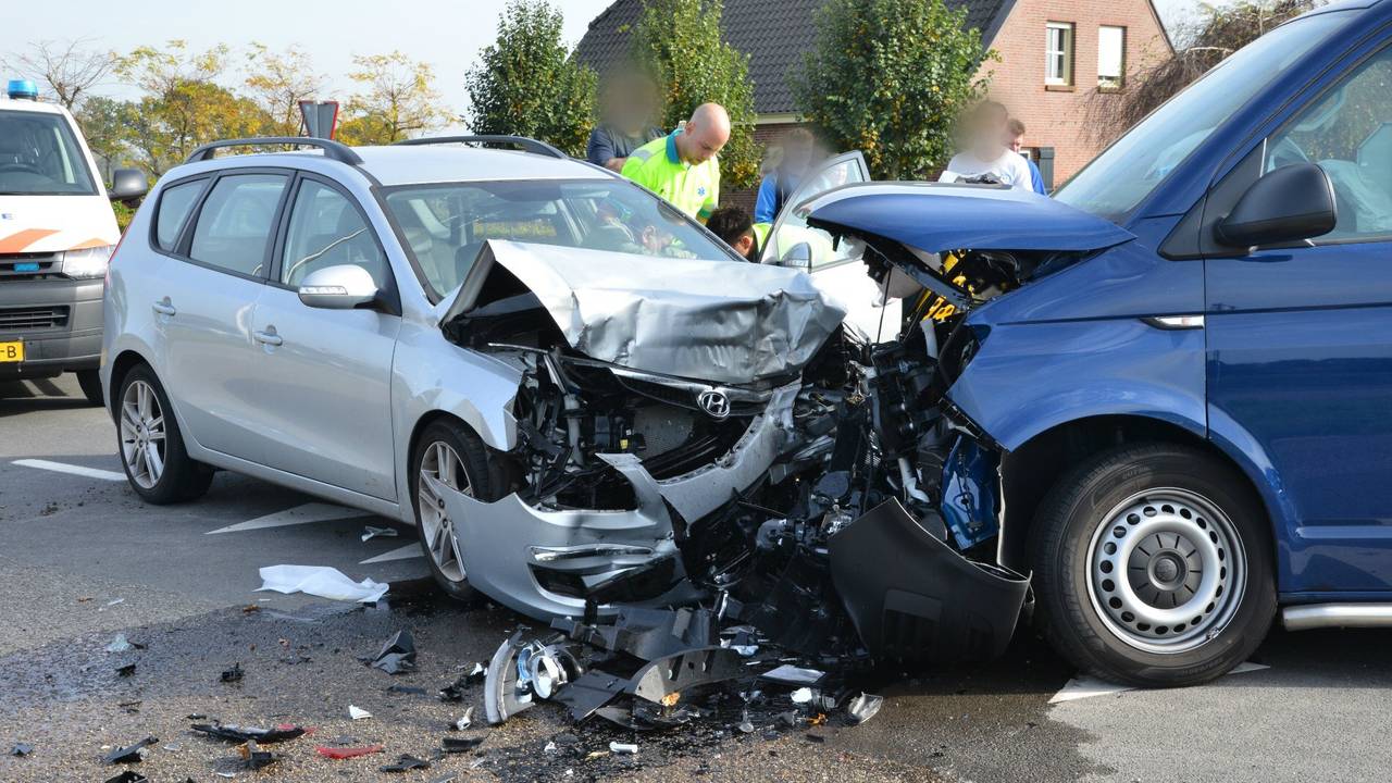 Ongeluk met meerdere auto's in Rijsbergen (Foto: Perry Roovers)