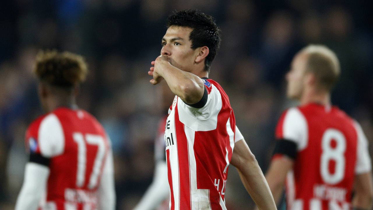 Hirving Lozano (midden) kan weer scoren voor PSV (foto: VI Images).
