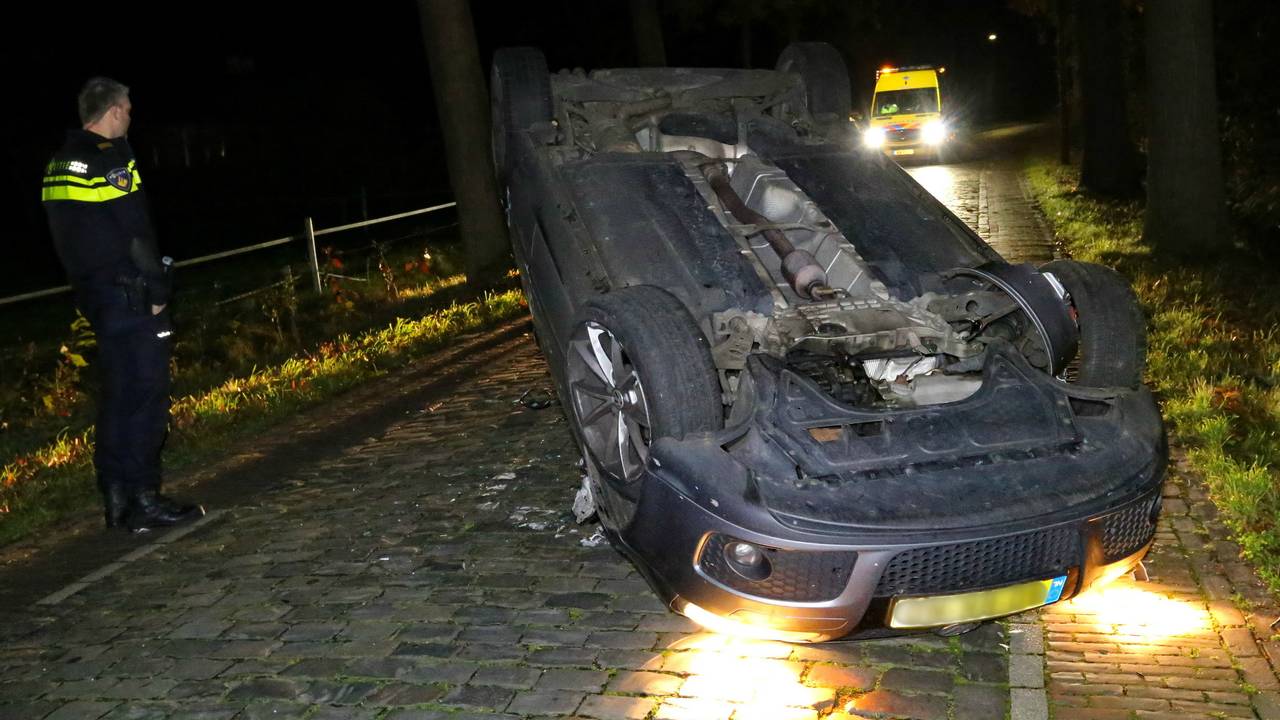 De auto sloeg over de kop. (Foto: Berry van Gaal/SQ Vision)