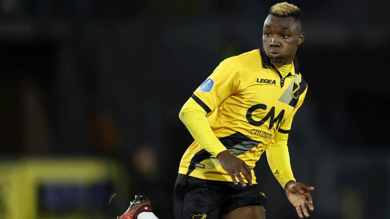 Thierry Ambrose scoort tegen AA Gent vanaf elf meter (Archieffoto: VI Images)