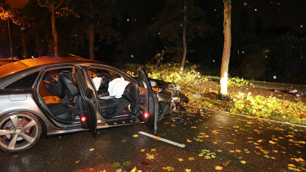 Auto botst tegen boom in Waalwijk, twee gewonden naar ziekenhuis (Foto: Erik Haverhals/FPMB)
