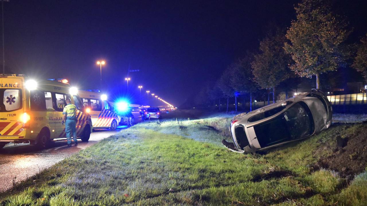 Twee gewonden bij botsing op A16 bij Prinsenbeek (Foto: Tom van der Put)