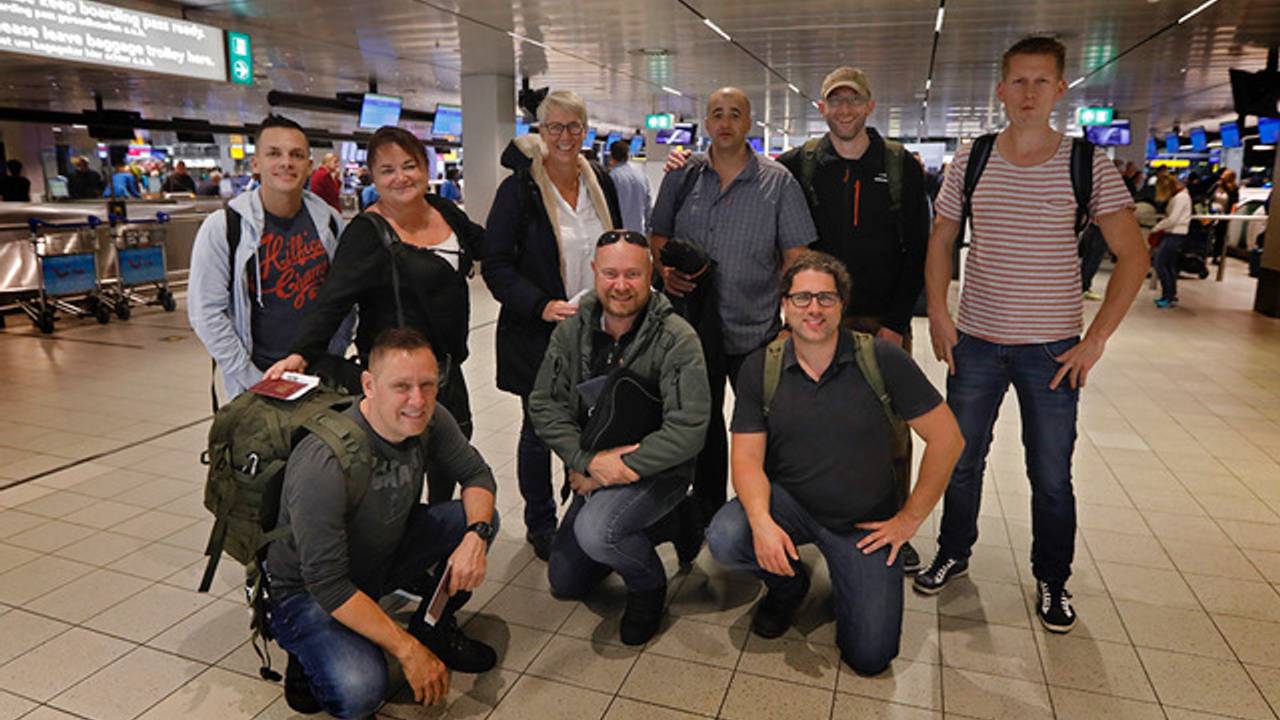 Lianna en haar collega's op het vliegveld.