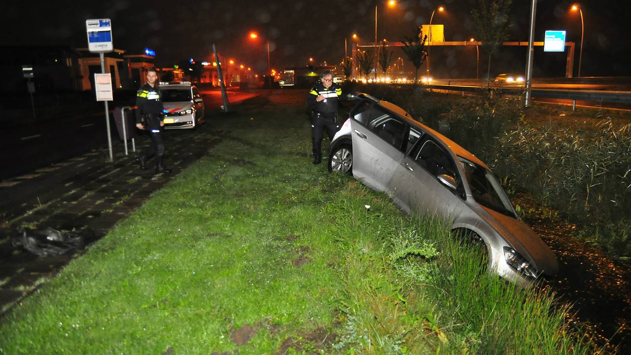 De auto in de sloot. (Foto: Foto FPMB/Marvin Doreleijers)