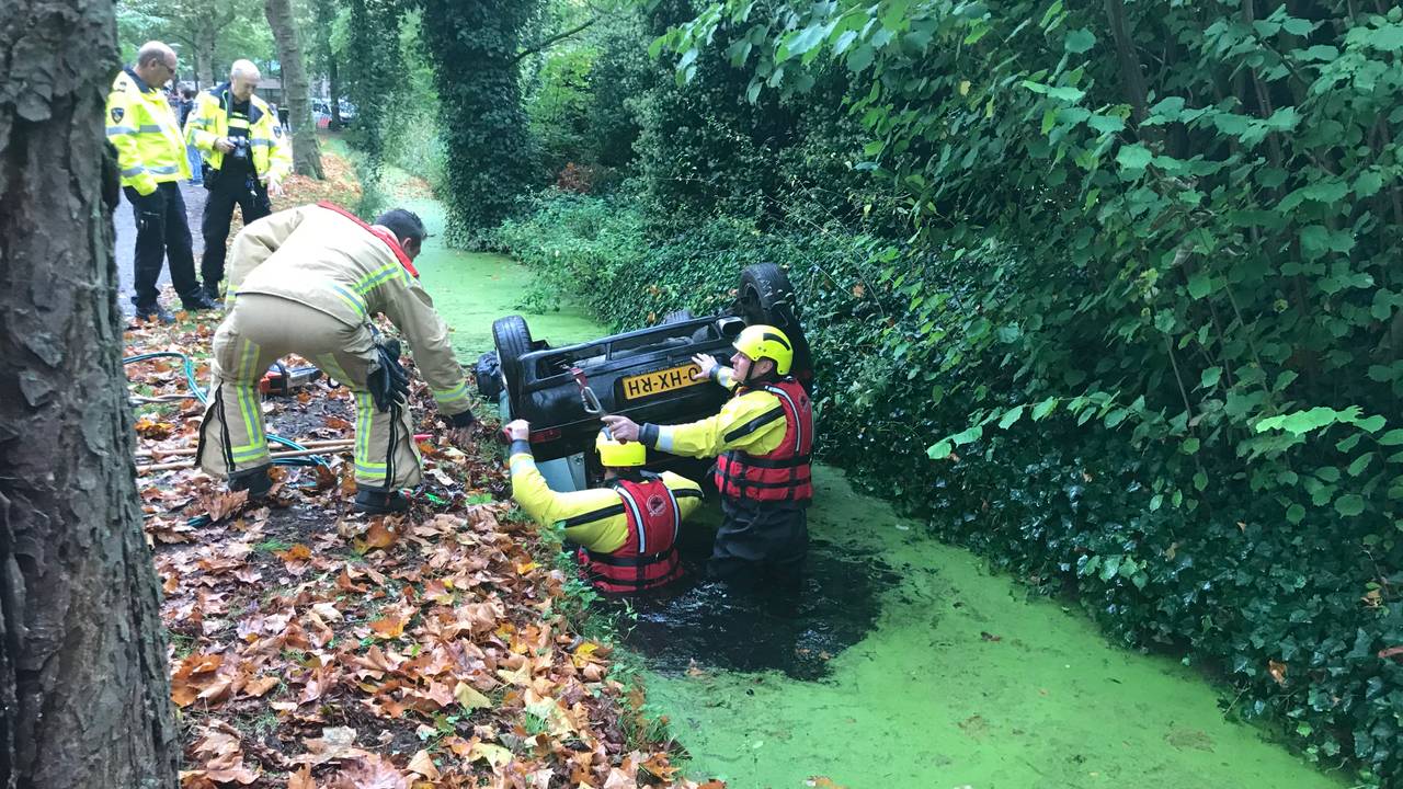 Een van de inzittenden is door de brandweer bevrijd. (Foto: Ginopress)