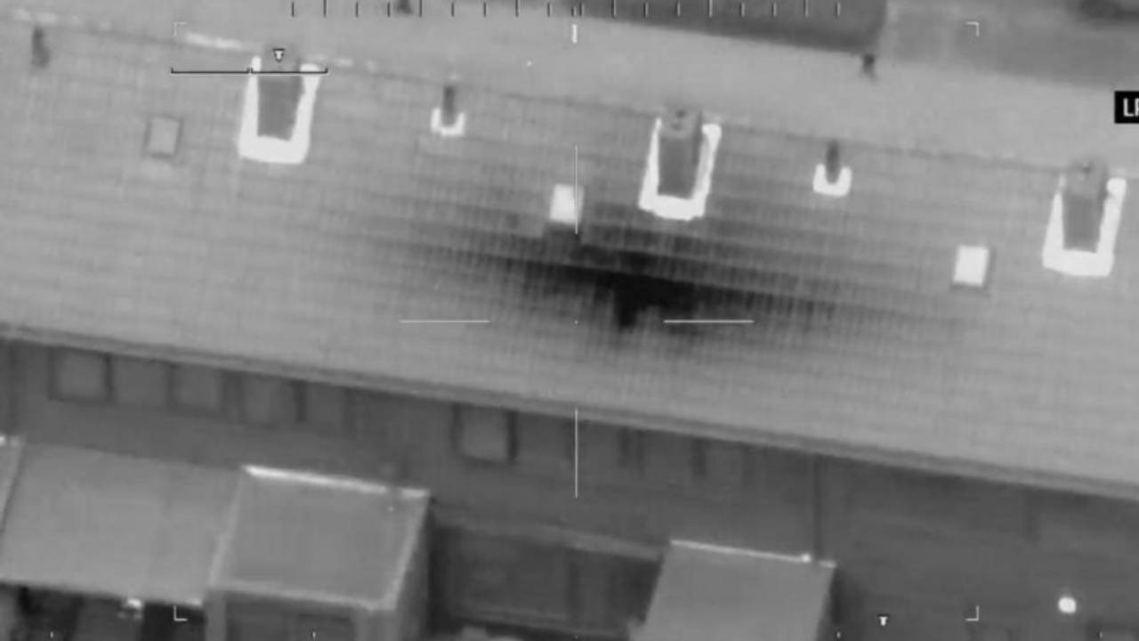 De politie vond de hennepstekkerij met een helikopter. (Foto: politie)