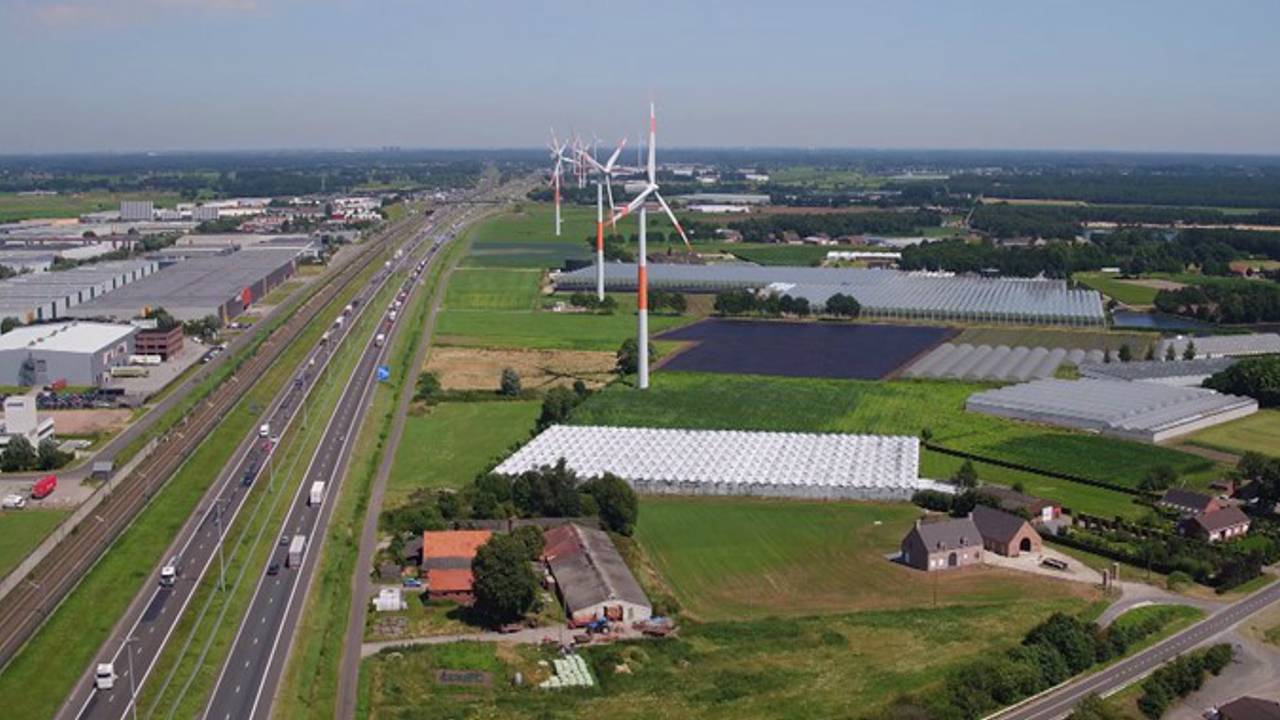 Naast de A16 komen 29 windmolens. (beeld: provincie)