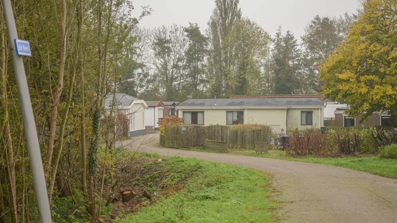 De Weel in Dinteloord waar de politie een woning binnen viel. (Foto: Ginopress)