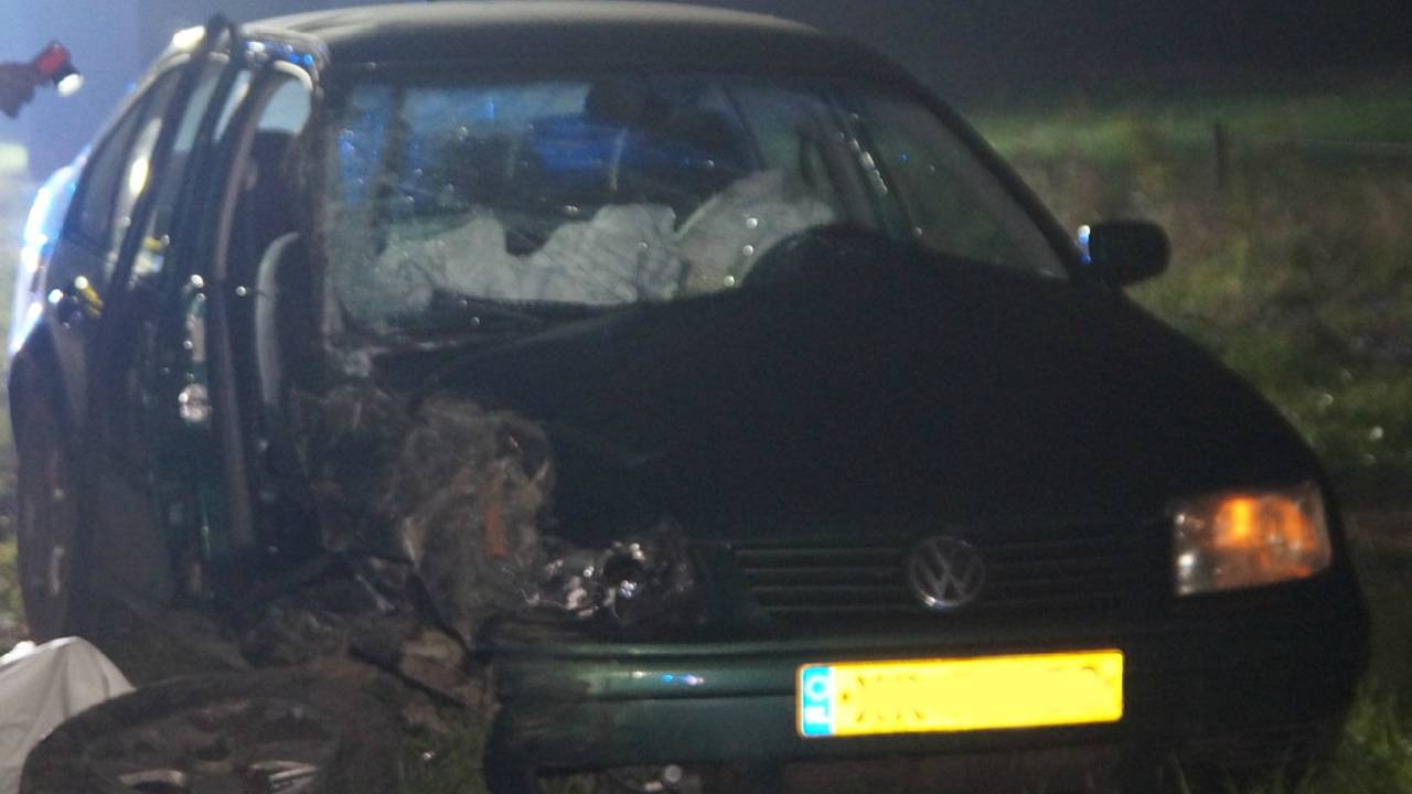 De auto raakte twee bomen. (Foto: Foto Persbureau Midden Brabant)