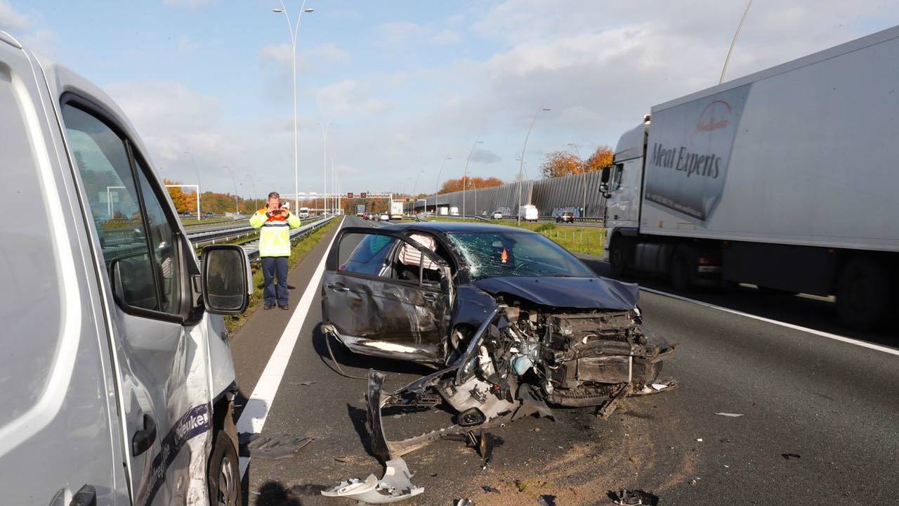 De auto botste tegen een bestelbusje en een vrachtwagen. (Foto: SQ Vision)