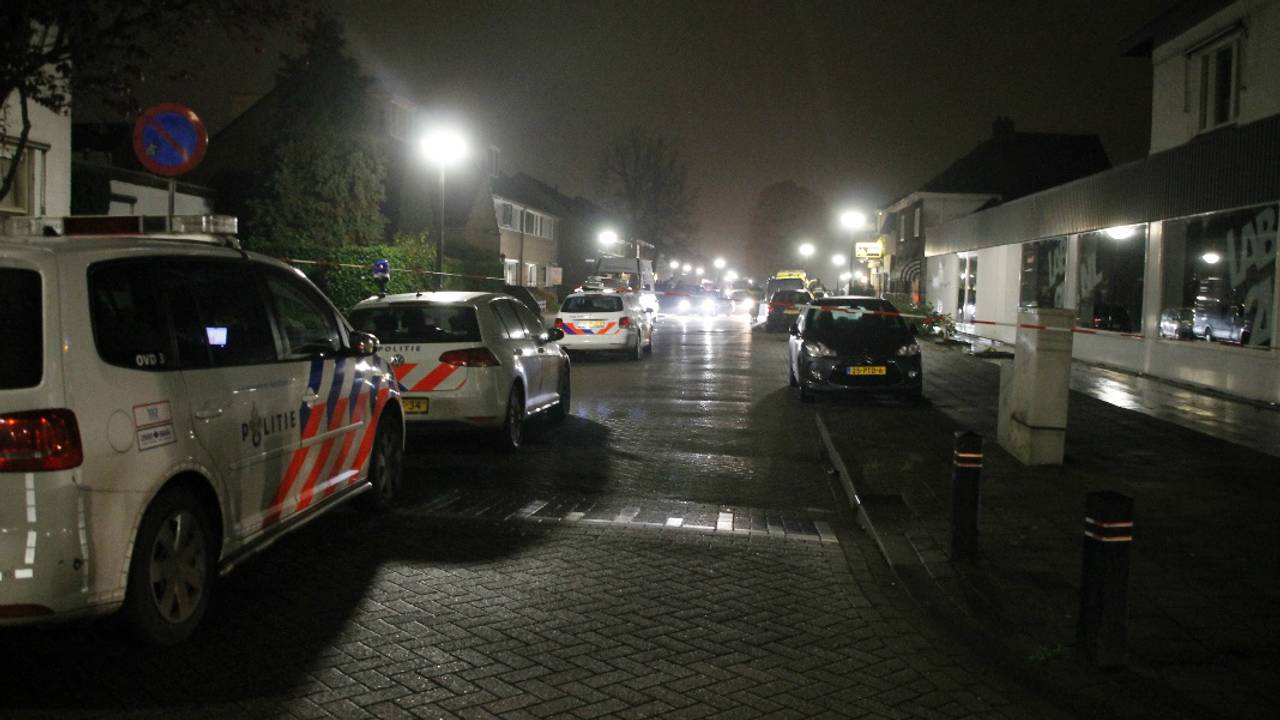 De politie deed onderzoek in de straat na de vechtpartij.