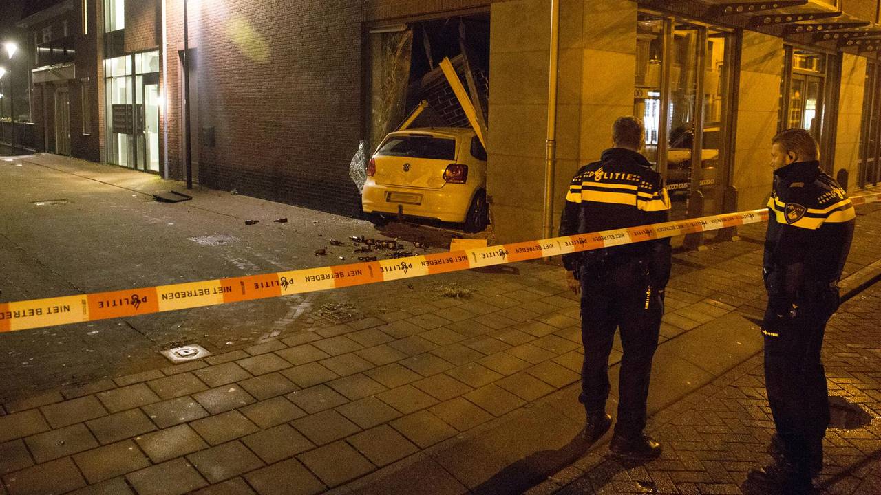 Ramkraak op modezaak Woodhouse in Zundert, auto rijdt dwars door gevel Omroep Brabant