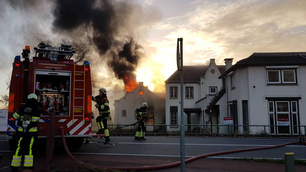 De brand in de villa, die leegstond. (Foto: SQ Vision)