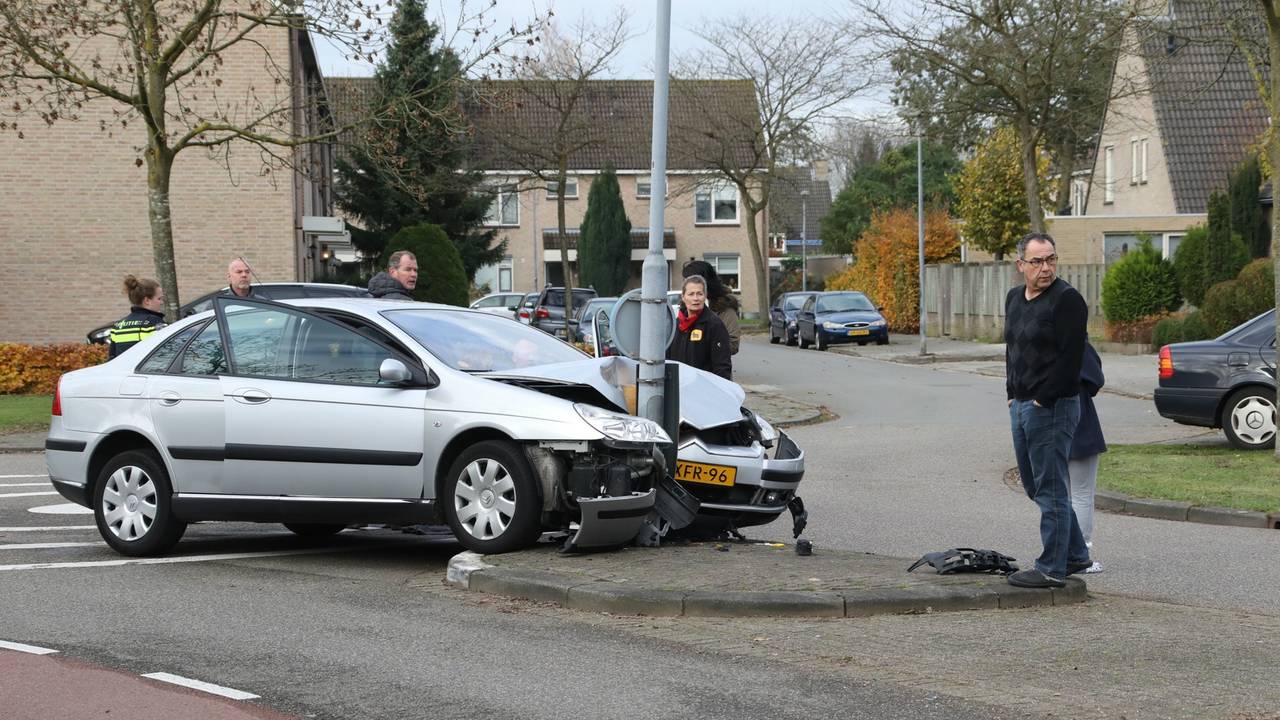 De auto is zwaar beschadigd. (Foto: Gabor Heeres)