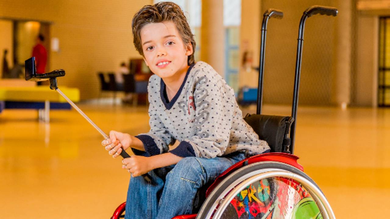 Oma Hanneke Vrieling zamelde geld in voor rolstoelbus kleinzoon Levi