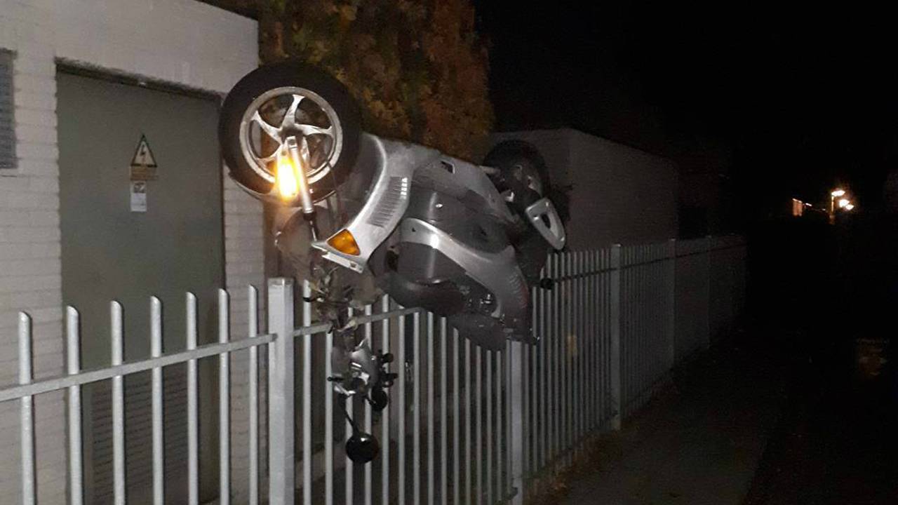 Zo werd de scooter teruggevonden. (Foto: wijkagent_geeren/Instagram)