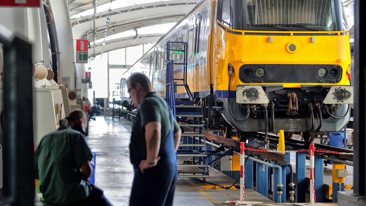 De werknemers schuurden zonder maskers op. (Foto: ANP)