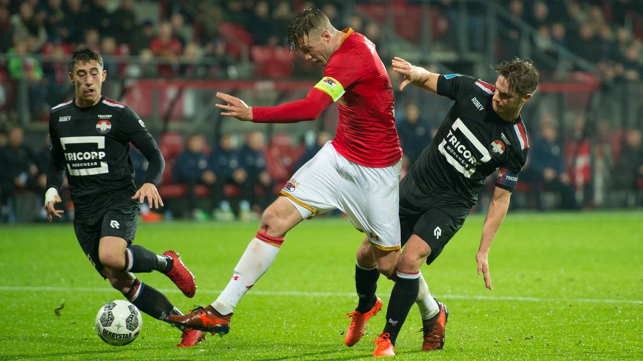 Az-spits Wout Weghorst probeert bij de bal te komen. Foto: OrangePictures