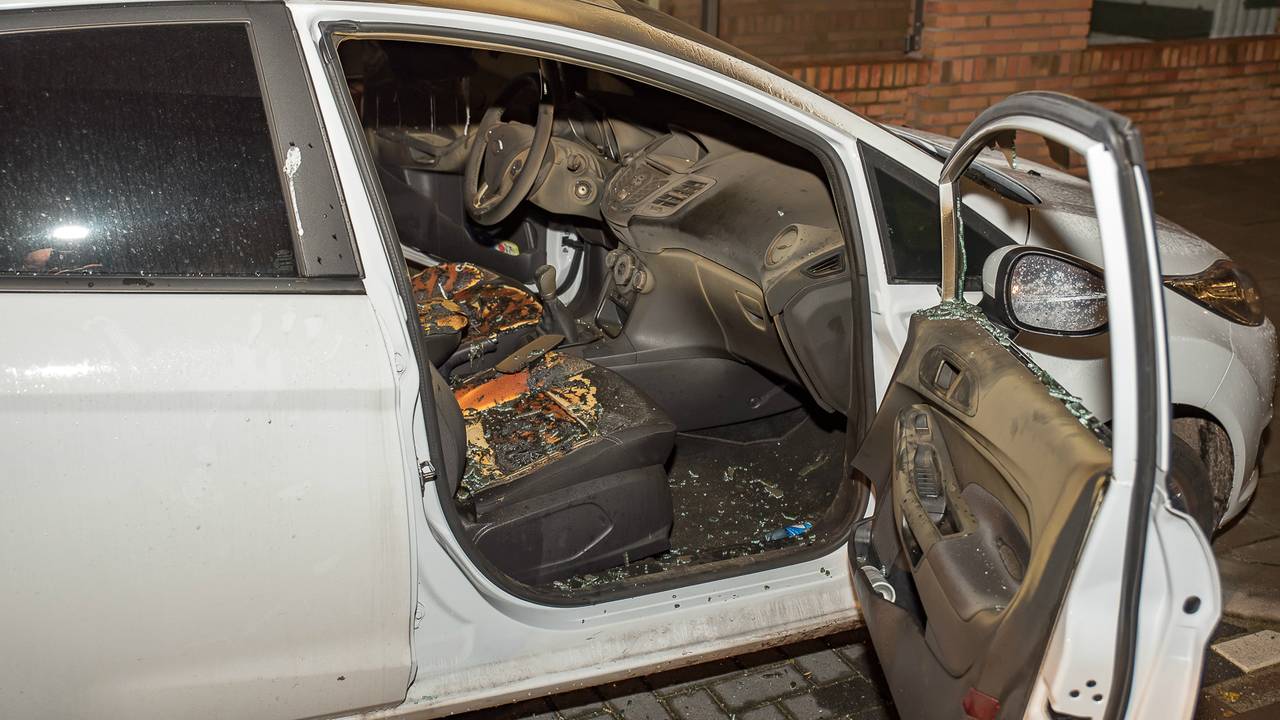 De binnenkant van de auto is verwoest. (Foto: Jules Vorselaars/JV Media)