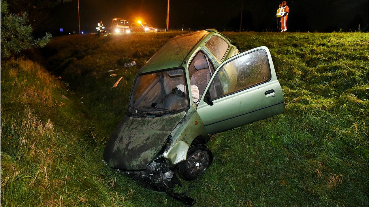 De auto eindigde in een greppel. (Foto: (Toby de Kort)