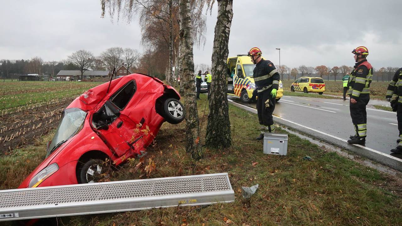 Deze auto reed maandag met flinke snelheid tegen een boom in Valkenswaard. (Foto: Rico Vogels)
