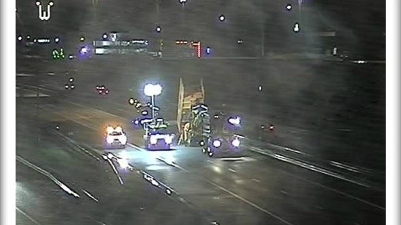 De vrachtwagen lekte 200 liter olie. (Foto: Rijkswaterstaat)