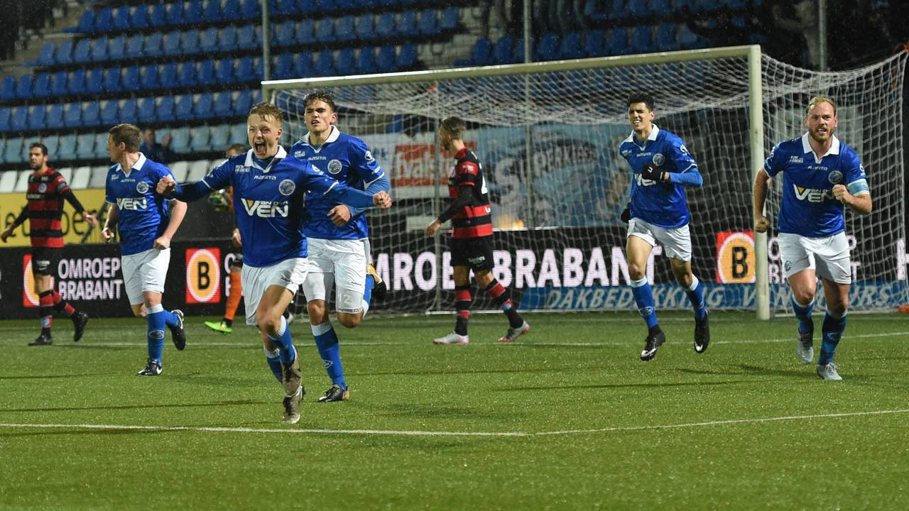 Sven Blummel uitzinnig van vreugde na zijn doelpunt. (Foto: Henk van Esch)