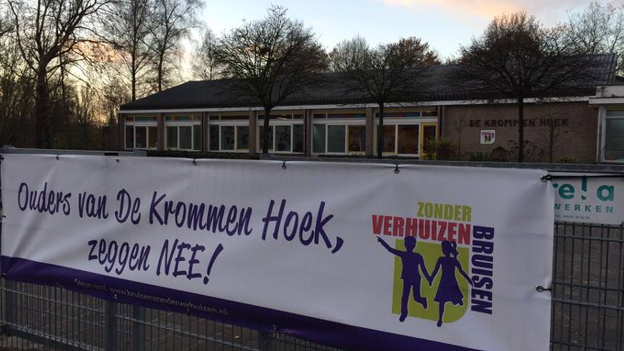 Het spandoek van de actiegroep bij het schoolplein van De Krommen Hoek. (Foto: Maarten van den Hoven)