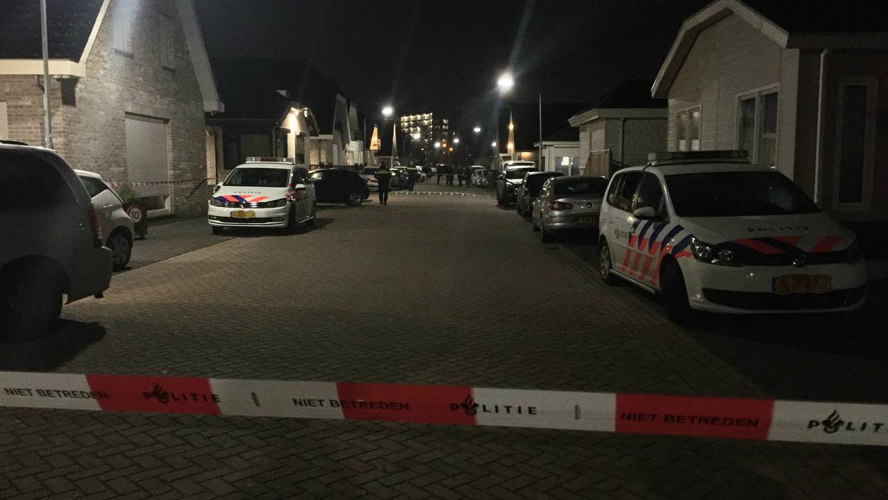 De politie op het woonwagenkamp (foto: Raymond Merkx)