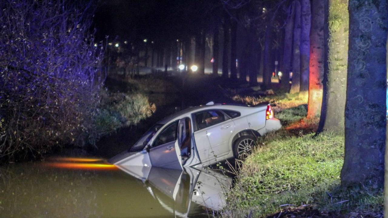 De auto belandde in de sloot. (Foto: Maickel Keijzers/Hendriks Multimedia)