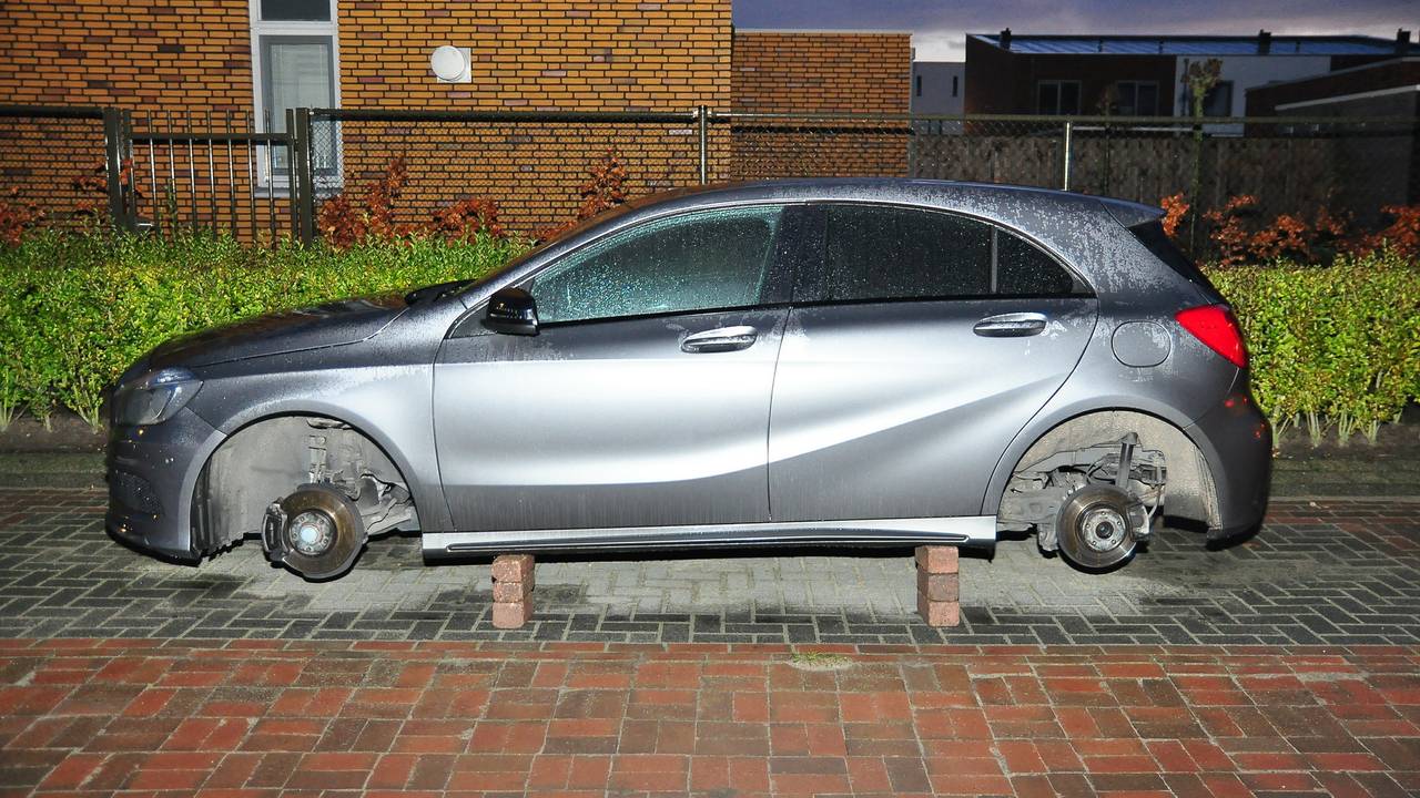 De auto is op bakstenen gezet. (Foto: FPMB/Marvin Doreleijers)