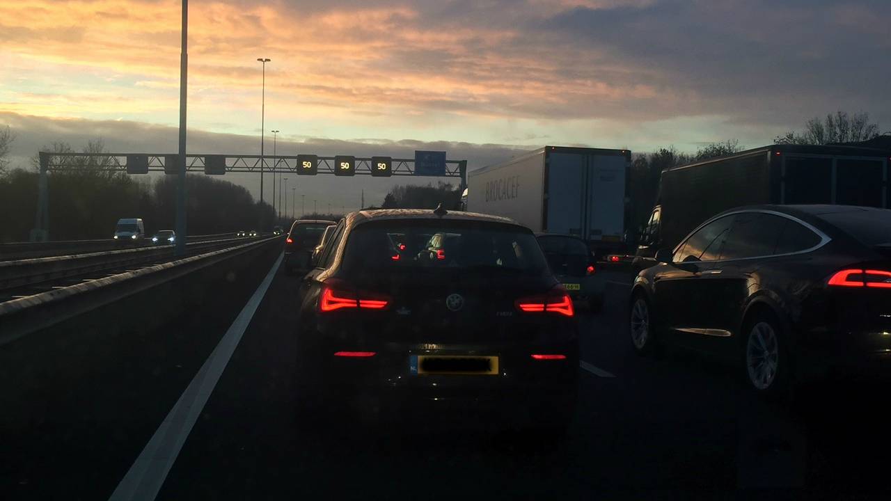 De kettingbotsing zorgde voor een flinke file. (Foto: Ronnie Vermonden)