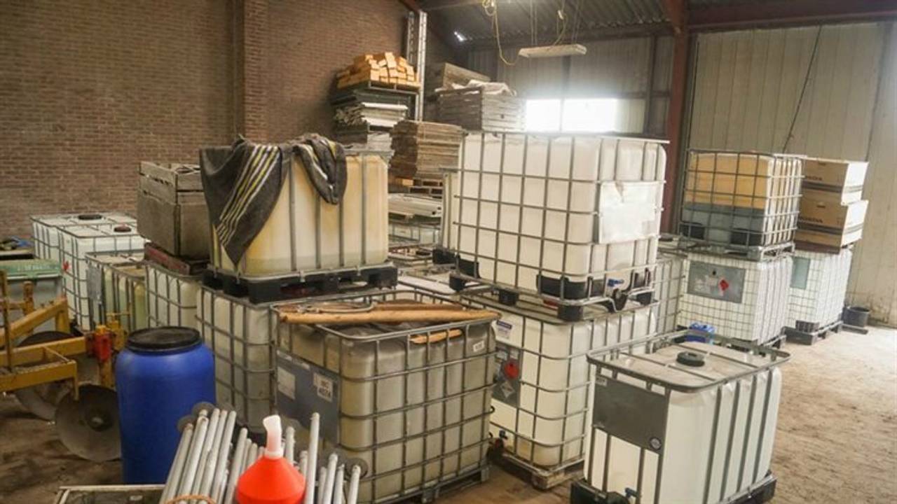 Er werden grote hoeveelheden chemicaliën gevonden in de zaak. (Foto: Openbaar Ministerie)
