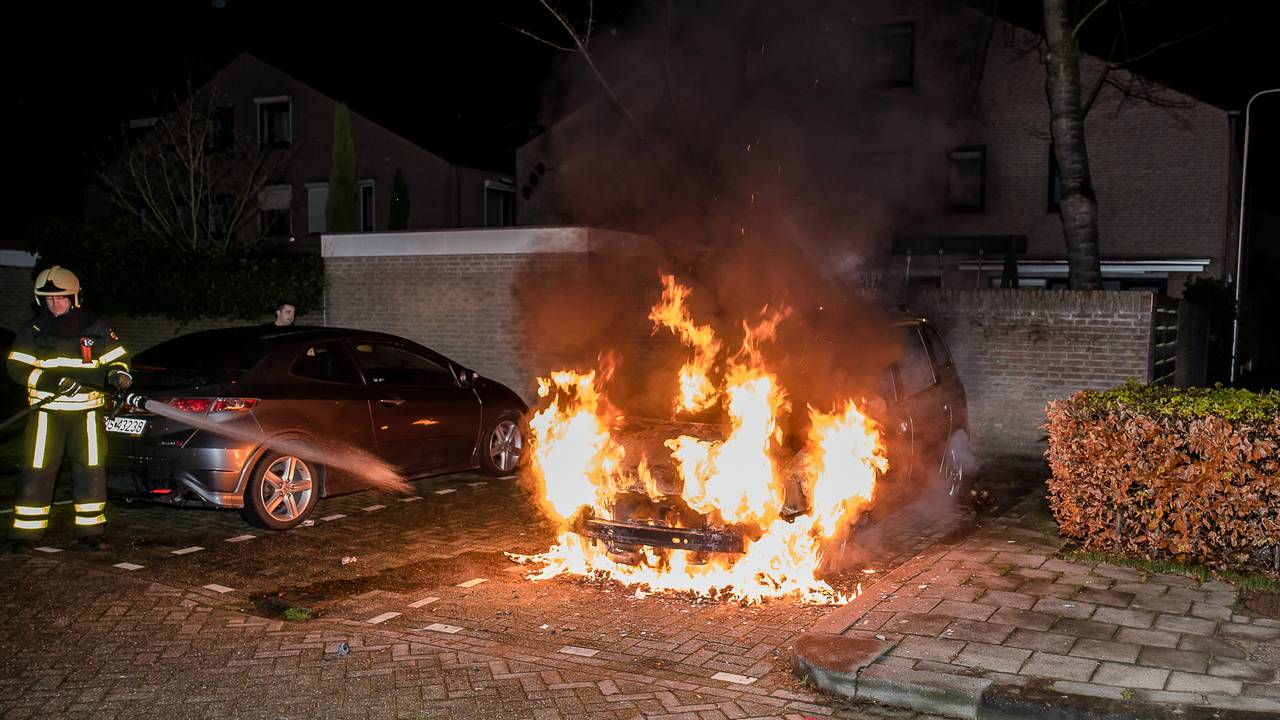 De auto ging in vlammen op. (Foto: Jules Vorselaars)