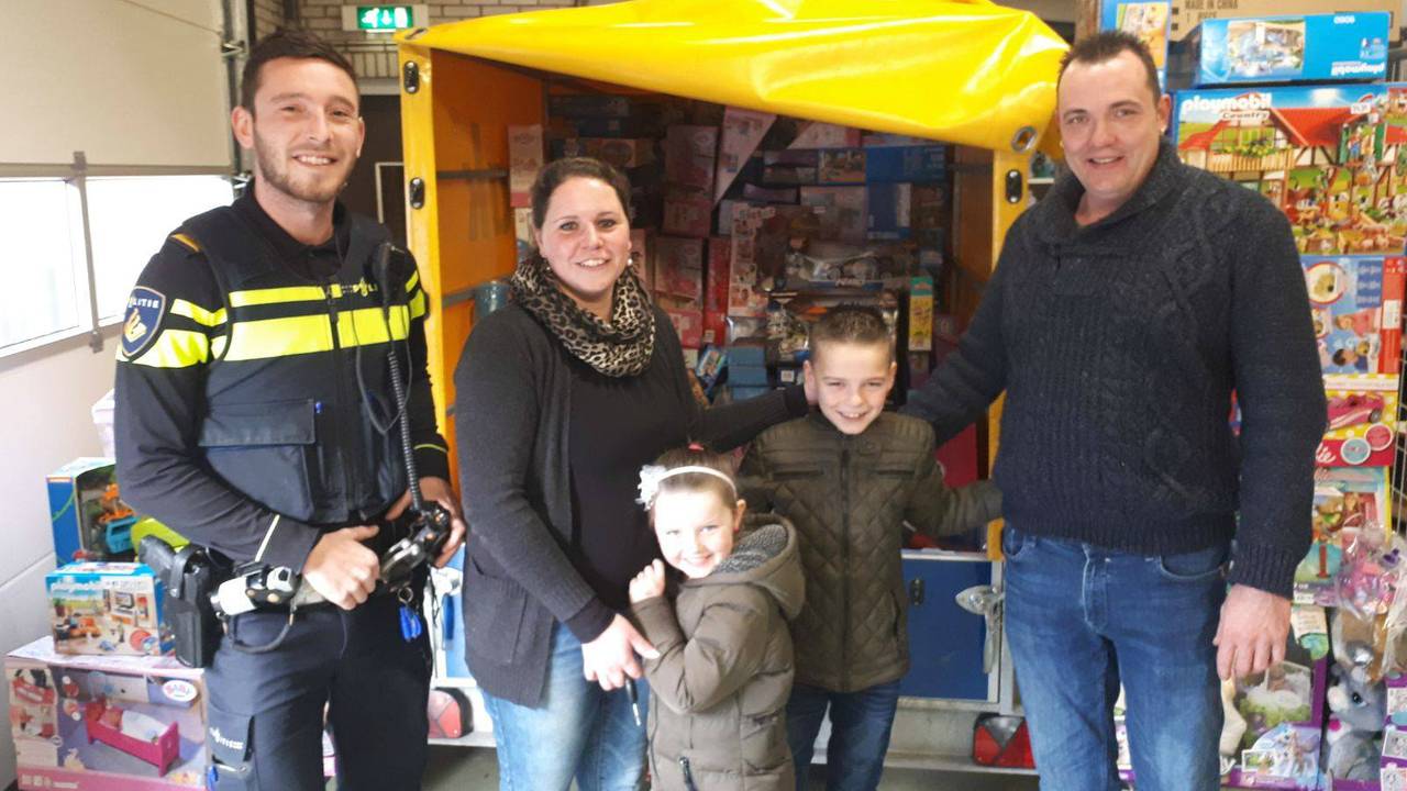 De gelukkige eigenaren van het teruggevonden speelgoed. (Foto: Politie Oss)
