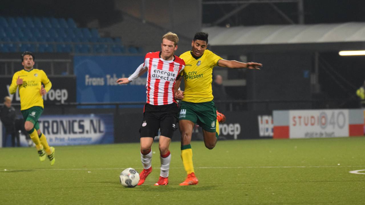 Nikolai Laursen in duel met Dries Saddiki. (Foto: Orange Pictures)