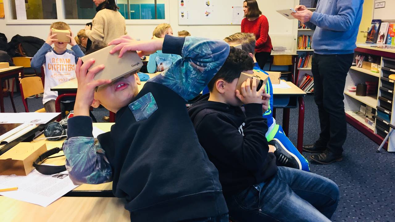 Kinderen met VR bril